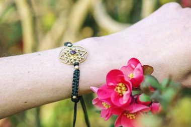 kadın bilek üzerinde kutsal geometri metal doğal taş bilezik