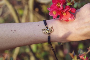 Kadın bilek Lotus metal bileşeni Labrador taş bilezik