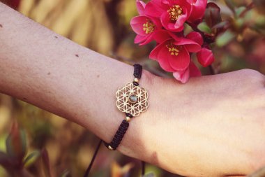 kadın bilek üzerinde kutsal geometri metal doğal taş bilezik