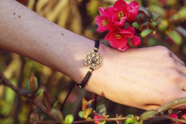 kadın bilek üzerinde kutsal geometri metal doğal taş bilezik