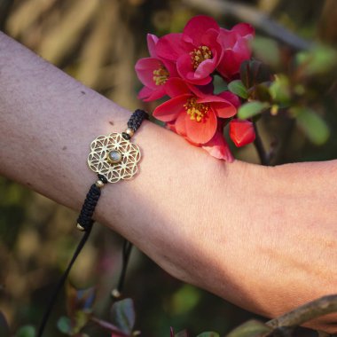 kadın bilek üzerinde kutsal geometri metal doğal taş bilezik