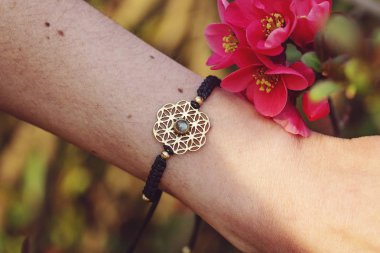 kadın bilek üzerinde kutsal geometri metal doğal taş bilezik