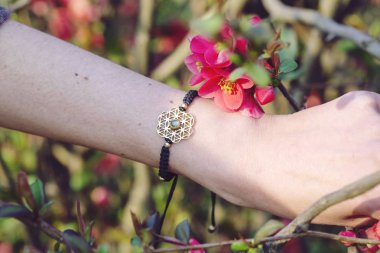 kadın bilek üzerinde kutsal geometri metal doğal taş bilezik