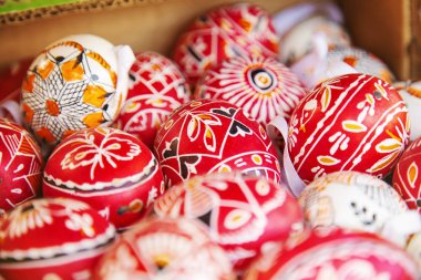 Paskalya geleneksel renkli ve süslenmiş yumurta 