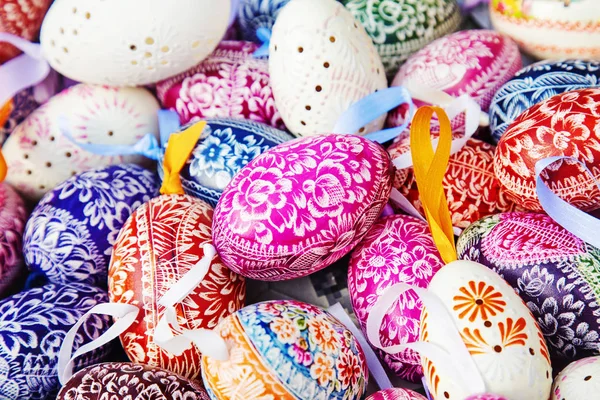 Paskalya geleneksel renkli ve süslenmiş yumurta 
