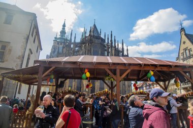 Prag, Çek Cumhuriyeti, 17 Nisan 2019: Prag kalesinde Paskalya pazarları, St. Vitus Katedrali