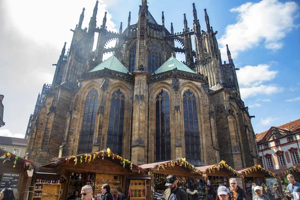 プラハ チェコ共和国 2019年4月17日 プラハ城のイースターマーケット 聖ヴィータス大聖堂 — ストック写真