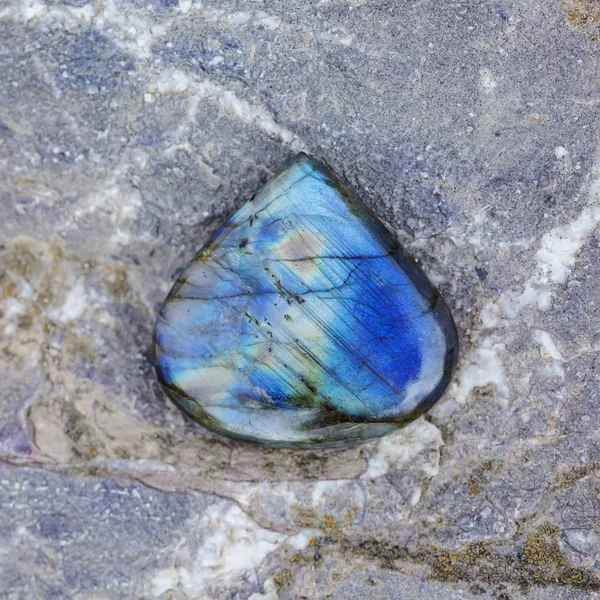 Labradorite Kaboshon Fundo Rochoso — Fotografia de Stock