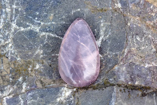 Cabujón Cuarzo Rosa Sobre Fondo Rocoso — Foto de Stock