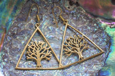 Anne inci arka planda boho tarzında Pirinç küpe