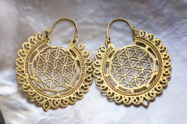 Anne inci arka planda boho tarzında Pirinç küpe