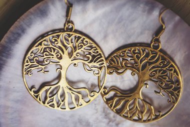 Anne inci arka planda boho tarzında Pirinç küpe