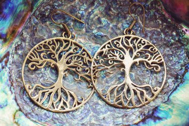 Anne inci arka planda boho tarzında Pirinç küpe