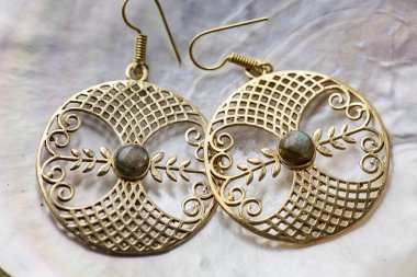 Anne inci arka planda boho tarzında Pirinç küpe