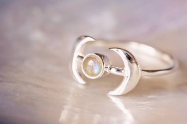 Doğal kabuk nakros arka plan üzerinde zarif kadın gümüş yüzük