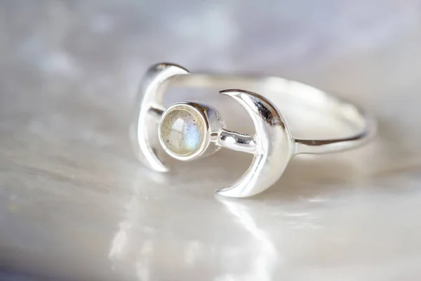 Elegancki Żeński Srebrny Pierścień Naturalnej Powłoki Nacrous Tle — Zdjęcie stockowe