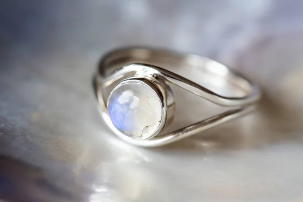 Elegantní Samičí Stříbrný Prsten Pozadí Přírodního Krunýře — Stock fotografie