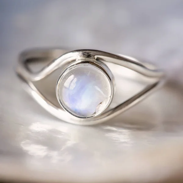 优雅的女性银戒指在天然贝壳的外壳背景 — 图库照片