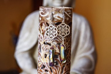 Kristal kuvars dürzi ile Manevi kutsal geometri küpe 