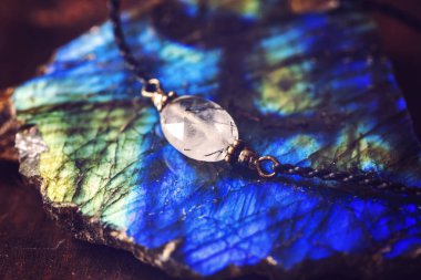 Mineral kristal kuvars taş tourmaline boncuk küçük bilezik detay ile tombled 