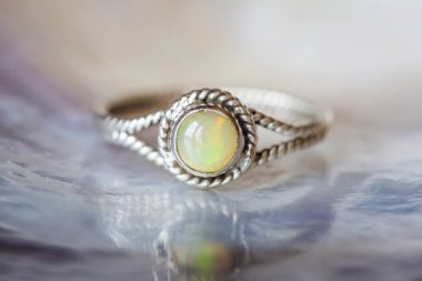 Doğal opal değerli taş ile güzel gümüş yüzük