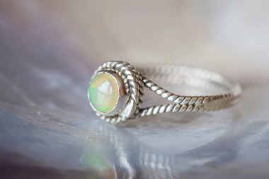 Doğal opal değerli taş ile güzel gümüş yüzük