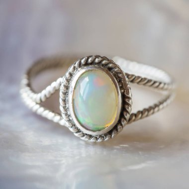 Doğal opal değerli taş ile güzel gümüş yüzük