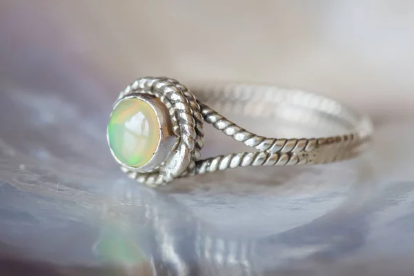 Wunderschöner Silberring Mit Natürlichem Opalen Edelstein — Stockfoto