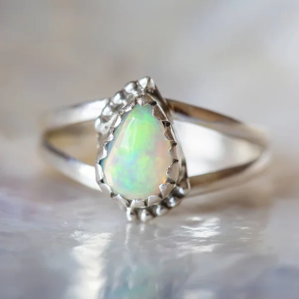 Krásný Stříbrný Prsten Přírodním Opálným Drahokamem — Stock fotografie