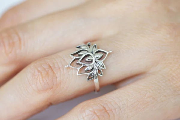 Vrouwelijke Hand Dragen Zilveren Ring Lotus Vorm — Stockfoto