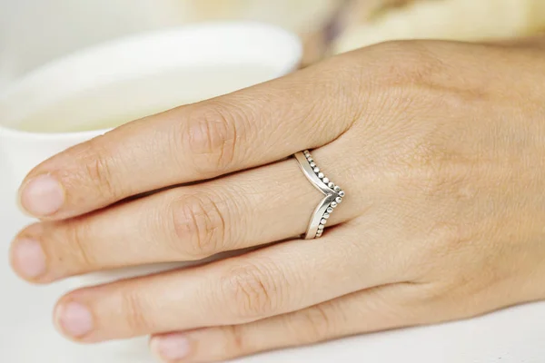 Θηλυκό Χέρι Φορώντας Ασημένιο Δαχτυλίδι — Φωτογραφία Αρχείου