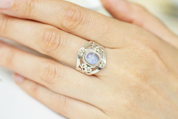 Weibliche Hand Trägt Silberring Mit Mondstein Mineral — Stockfoto