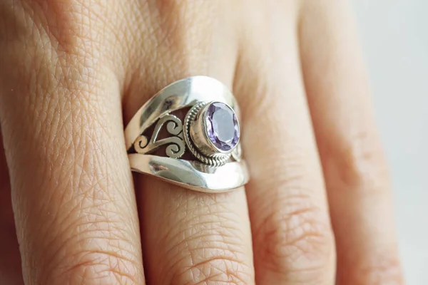 Θηλυκό Χέρι Φορώντας Ασημένιο Δαχτυλίδι Πετράδι Αμέθυστο — Φωτογραφία Αρχείου