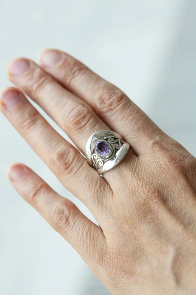 Weibliche Hand Trägt Silberring Mit Amethyst Edelstein — Stockfoto