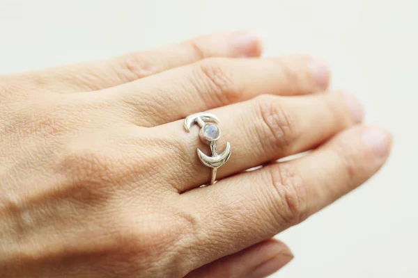 Ženská Ruka Stříbrným Prstenem Drahokamem Měsíce — Stock fotografie