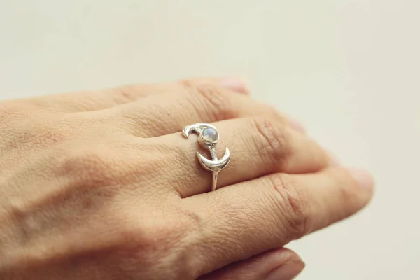 Weibliche Hand Trägt Silberring Mit Mond Edelstein — Stockfoto