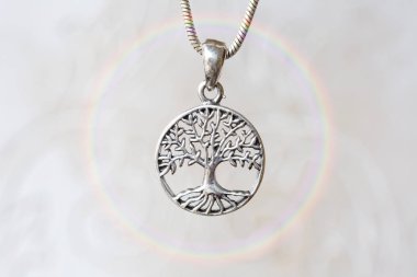 Doğal beyaz arka plan üzerinde madala kolye gümüş ağaç