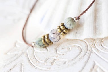 Mineral taş boncuk yoga bilezik detay dekoratif arka plan