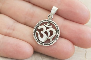 Kadın el makro detay gümüş Om kolye 