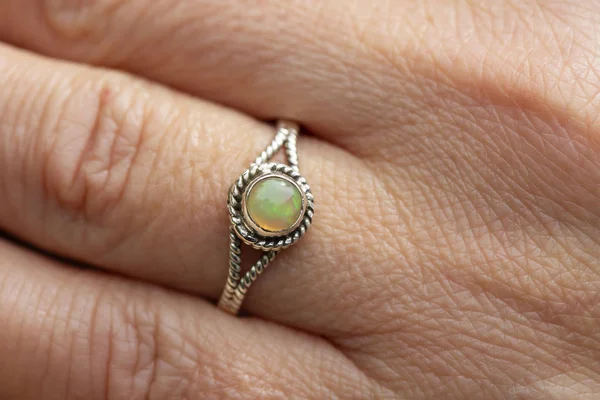 Anillo Plata Con Cabujón Piedras Preciosas Ópalo Mano Femenina — Foto de Stock