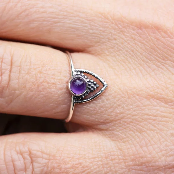 Silver Ring Amethyst Gemstone Caboshon Female Hand — Stock Photo, Image