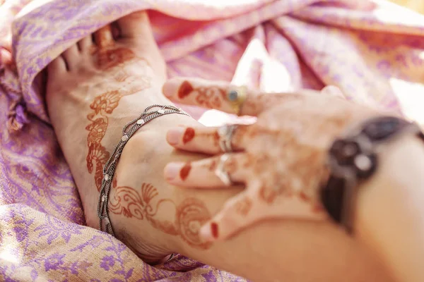 Kobieta Ręka Noga Ozdobione Tradycyjnymi Indian Henna — Zdjęcie stockowe