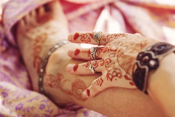 Mano Pierna Femeninas Decoradas Con Henna Tradicional India — Foto de Stock