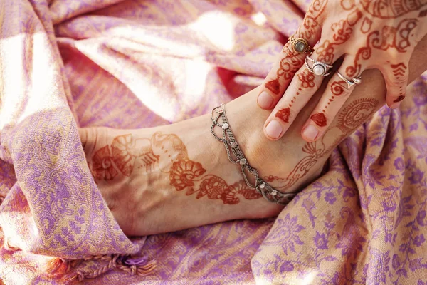 Vrouwelijke Hand Been Versierd Met Traditionele Indiase Henna — Stockfoto