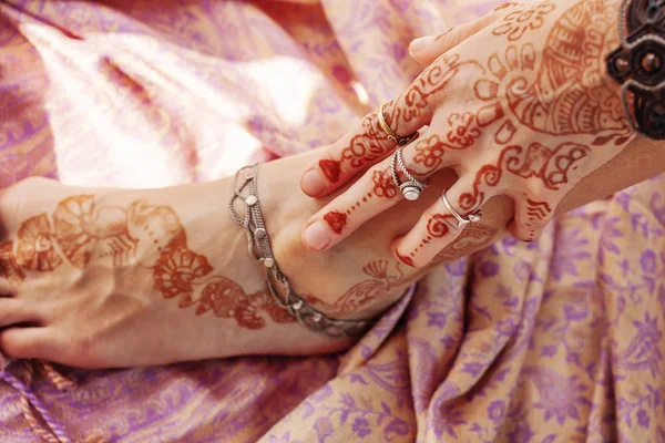 Vrouwelijke Hand Been Versierd Met Traditionele Indiase Henna — Stockfoto