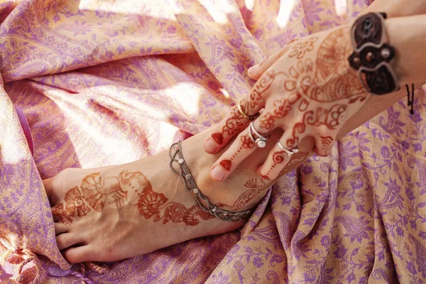 Vrouwelijke Hand Been Versierd Met Traditionele Indiase Henna — Stockfoto