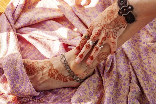 Mano Pierna Femeninas Decoradas Con Henna Tradicional India — Foto de Stock