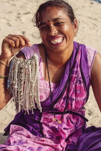 Гокарна Индии Января 2018 Года Портрет Индийской Женщины Продавца Ювелирных — стоковое фото