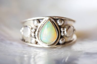 İnci arka planda doğal mineral opal değerli taş ile gümüş yüzük