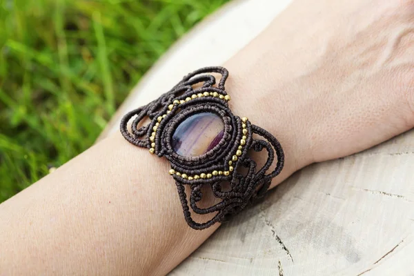Female Hand Wearing Macrame Bracelet Natural Tyger Eye Mineral Gemstone — Stock Photo, Image